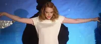 FOTO:Bak Putri di Kapal Pesiar, Emma Stone Joget Sampai Lupa Diri