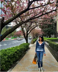 FOTO:Jalan-Jalan Farah Quinn di Jepang, Sosialita & Ditemani Bule