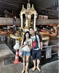 FOTO:Romantisnya Bulan Madu Ricky Perdana, Kecup Mesra Sang Istri