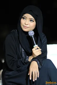 Foto-Foto Anggunnya Penampilan Tantri Kotak Dalam Hijab