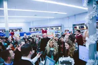 Foto-Foto Beyonce Bagi-Bagi Uang 458 Juta di Walmart