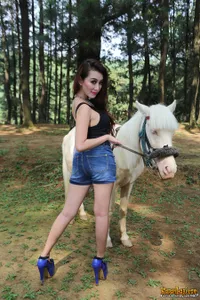 Foto-Foto Cantik Baby Sexyola Berkuda di Tengah Hutan