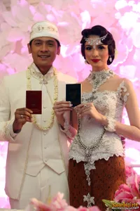 Foto-Foto Cantik dan Romantis Pernikahan Donita - Adi Nugroho