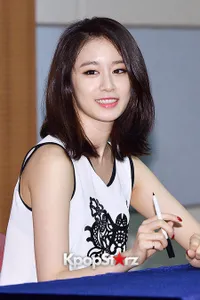 Foto-Foto Cantik Jiyeon T-Ara Saat Gelar Fan Sign Dengan Fans