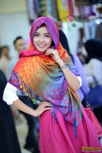 Foto-Foto Cantiknya Bella Shofie Saat Mencoba Berbagai Kerudung