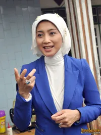 Foto-Foto Desy Ratnasari Jadi Penjahit di Sukabumi