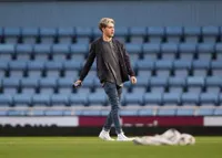 Foto-Foto Memelas Niall Horan di Atas Lapangan Hijau