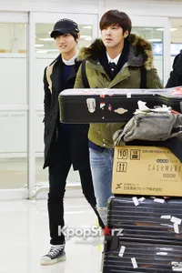 Foto-Foto Penampilan TVXQ di Bandara