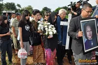 Foto-Foto Tere di Pemakaman Sang Ibunda