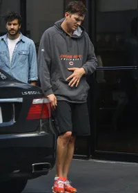 FOTO - Ashton Kutcher Kesakitan di Depan Umum
