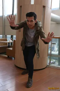 Foto - Menyimak Isi Tas Andre Vokalis Band Astoria