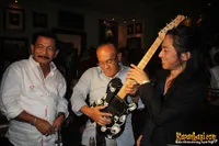 Foto Abdee Slank Lelang Gitar Rp 80 Juta Untuk Amal