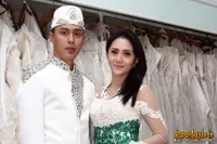 Foto Aida Saskia dan Calon Suami Fitting Baju Pengantin I