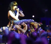 Foto Aksi Para Artis di Panggung MTV Europe Music Awards 2012