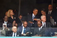 Foto Barack Obama Ketahuan Narsis di Pemakaman Nelson Mandela