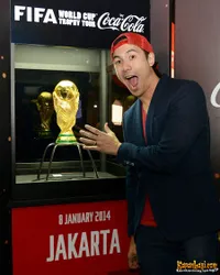 Foto Daniel Mananta di Samping Piala Dunia Yang Asli