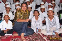 Foto Dede Yusuf Sahur Bersama Ratusan Anak Yatim