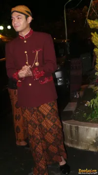 Foto Dude Harlino Tampan Dengan Beskap Usai Midodareni
