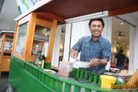 Foto Eko Patrio Jadi Penjual Sate - Syukuran Warung Komando