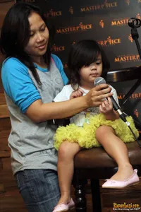 Foto Gaya Seksi Menggemaskan Safeea Putri Mulan Jameela