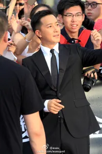Foto Han Geng Sapa Fans di Red Carpet Premiere Film Transformer 4