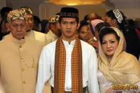 Foto Iko Uwais Tembus Palang Pintu Demi Audy Item