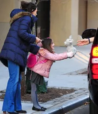 Foto Imut Suri Cruise Bersama Benda Kesayangannya