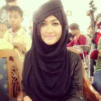 Foto Julia Perez Cantik Dengan Hijab Rancangan Pipik