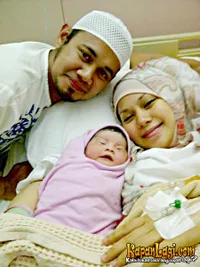 Foto Keluarga Ustad Guntur - Puput Melati Dengan Anak