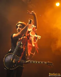 Foto Konser All Time Low di Jakarta - Dilempari Bra