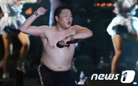 Foto Konser PSY di Seoul Plaza - Topless