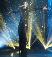 Foto Konser Seksi Rihanna di Bawah Hujan