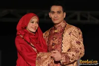 Foto Lyra Virna dan Fadli Tampil Serasi Sebagai Model Busana Muslim