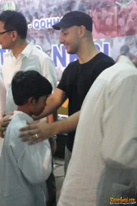 Foto Maher Zain Kunjungi 2000 Anak Yatim di Sawangan