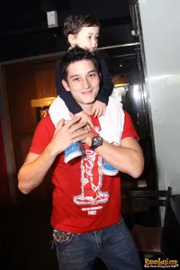 Foto Mike Lewis Asyik Bermain Dengan Sang Anak