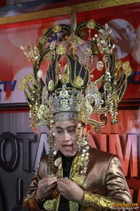 Foto Nassar KDI Pakai Sunting di Atas Kepala - Infotainment Award