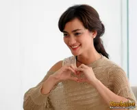 Foto Natural Atiqah Hasiholan di Syuting Video Klip Black Glasses