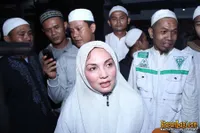 Foto Nia Daniati di Tahlilan 7 Hari Wafatnya Uje