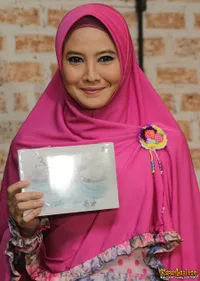 Foto Peggy Melati Sukma Anggun Dengan Jilbab Besar