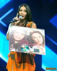 Foto Penghargaan Platinum Untuk Anggun C Sasmi dari Perancis