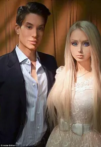Foto Pertemuan Unik Barbie Hidup Versi Pria dan Wanita