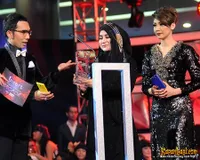 Foto Pipik Dian Gemetar Terima Award Untuk Uje