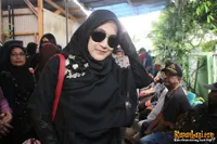 Foto Pipik Istri Almarhum Uje Melayat Ayah Julia Perez