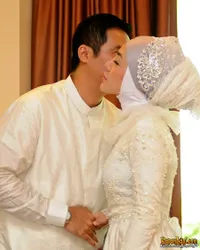 Foto Prosesi Pemberian Cincin Adjie Pangestu Pada Bella Shofie