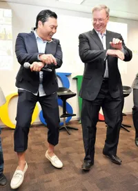 Foto PSY dan Pimpinan Google Belajar Gangnam Style