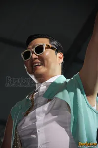 Foto PSY Tampil Energik di FMFA 2013