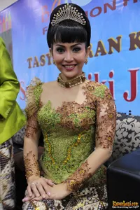 Foto Ratna Listy Cantik Berkebaya di Syukuran Khitanan