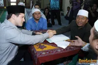 Foto Reid Garret - Kekasih Uli Auliani Pindah Agama