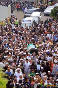 Foto Ribuan Pelayat Mengantarkan Jenazah Ustad Jeffry ke Masjid Istiqlal
