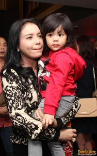 Foto Safeea Bermanja-Manja Dengan Para Selebriti di Karaoke Dhani